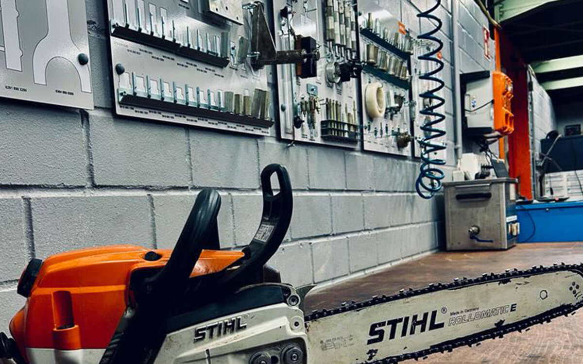 kettensaege im workshop von orth gartentechnik