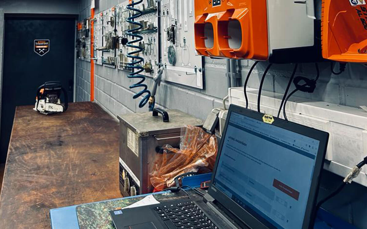 laptop am arbeitsplatz von orth gartentechnik